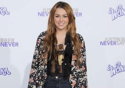 Baju yang Buat Miley Cyrus Menyesal Seumur Hidup