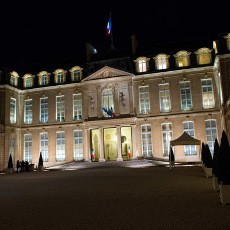 Polwan Prancis Ditabrak Mobil di Luar Kediaman Presiden Hollande