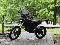 Sensasi Menunggangi Motor Listrik Zero di Tengah Guyuran Hujan