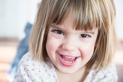 Gigi Anak Tak Mudah Berlubang Jika Rutin Konsumsi Susu, Buah, dan Telur