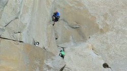 Dua Orang Ini Berhasil Taklukkan Bukit Batu Vertikal 1000 Meter