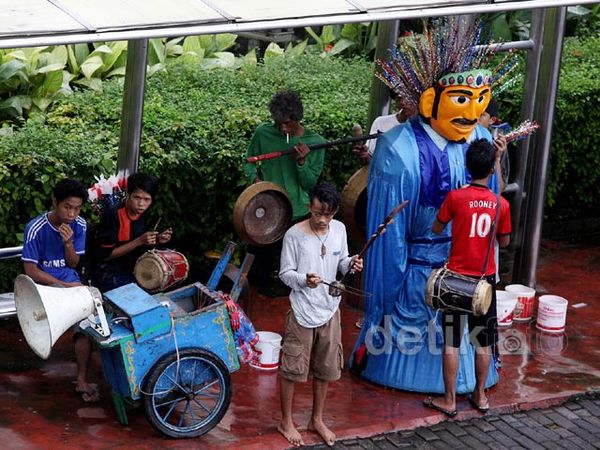 Meski Dilarang, Ondel-ondel Tetap Dipakai Ngamen