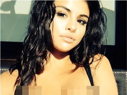 Di Sela Sibuk, Selena Gomez Unggah Foto Seksi Berbikini