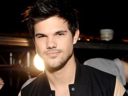 Taylor Lautner Single Lagi!