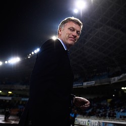 Moyes Asyik Ngemil Bareng Fans Usai Diusir Wasit ke Tribun Penonton