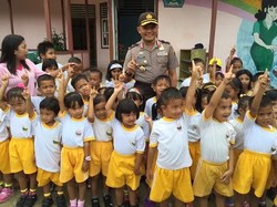 Jenderal Polisi ini Pilih Membaur dengan Anak TK Guna Tanamkan Budaya Tertib