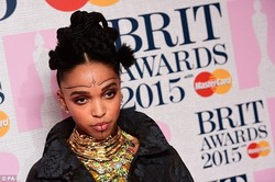 Kekasih Robert Pattinson Tampil dengan Wajah Digambar dan Alis Berantakan