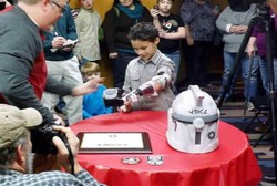 Dengan Lengan Prostetik Khusus, Bocah Ini Bergaya Mirip Pasukan Star Wars