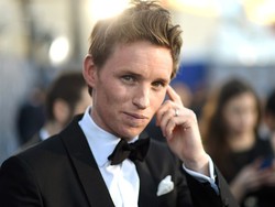 Eddie Redmayne Butuh 4 Bulan Dalami Karakter Stephen Hawking