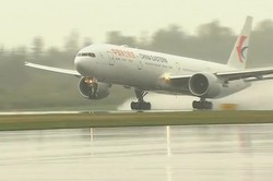 Kegerahan di Pesawat, Penumpang Asal China Buka Paksa Pintu Darurat