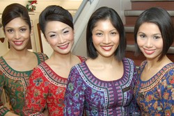 Ciaatt! Pramugari Singapore Airlines Bisa Karate