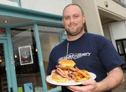 Wah! Burger dengan 2.500 Kalori Ini Terinspirasi Fifty Shades of Grey
