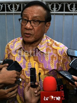 Akbar Tandjung Hormati Sikap Jokowi Tunda Pelantikan Komjen Budi