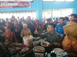 Kecelakaan AirAsia, Bupati Kotawaringin Buktikan Santap Ikan Tak Bahaya