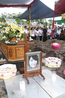 Sepasang Kekasih Korban AirAsia Dimakamkan Berdampingan