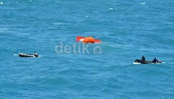 Beri Semangat ke Tim Penyelam, Pangarmabar Menginap di KRI Banda Aceh