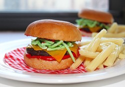 Wow! Hamburger dan Sushi Ini Ternyata Disusun dari Puluhan Permen