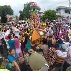 Diwarnai Hujan Deras, Festival Endhog-endhogan Berlangsung Khidmat