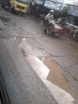 Hancur! Jalan di Depan Pasar Cileungsi ini Bak Medan Ranjau