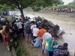 Truk Gandeng Nyemplung ke Sungai di Demak