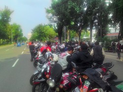 Ratusan Pemotor Demo di Balaikota soal Penutupan Akses di Sudirman-Thamrin