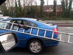 Walah, Penumpang Sedan Ini Tenteng Tangga Saat Mobil Melaju