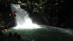 Yang Seru di Akhir Pekan, Body Rafting di Curug Naga