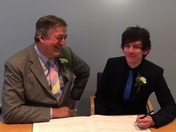 Stephen Fry Resmi Nikahi Pasangan Gay-nya yang Lebih Muda 30 Tahun