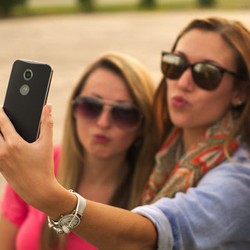Selfie Pakai Moto X Dapat Liburan Gratis, Mau?