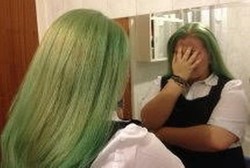 Gara-gara Rambut Dicat Hijau, Remaja Ini Harus Belajar di Ruang Isolasi