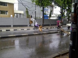 Lapor! Kabel Listik Menjuntai di Tengah Jl Palmerah