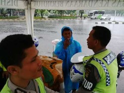 Biarkan Pemotor Lewat Jl Medan Merdeka Barat, Polisi: Kendala Kita Cuaca