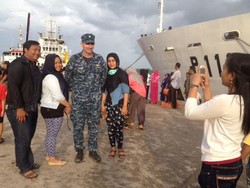 Saat Personel US Navy Jadi Idola di Pangkalan Bun