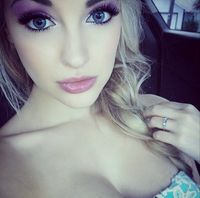 Mirip Elsa Frozen, Gadis Seksi Ini Jadi Bintang Instagram