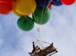 Ngeri atau Keren? Terbang Dengan Balon Warna-warni & Kursi Malas