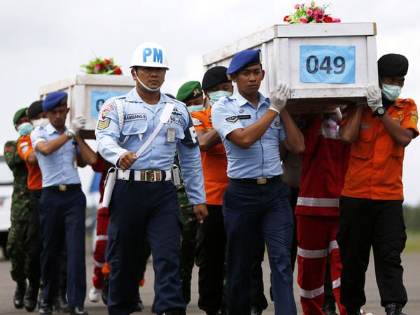 2 Jenazah Korban AirAsia Diterbangkan ke Surabaya