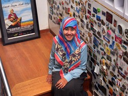 Ratusan Gantungan Kunci Hingga Pintu Postcard di Rumah Asma Nadia