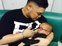 Foto Ivan Gunawan Menyusui Daus Mini Bikin Heboh Instagram Jupe