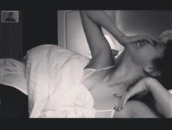 Zedd Unggah Foto Seksi Selena Gomez di Tempat Tidur, Pacaran?