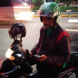 Tukang Ojek Digital: Dipersenjatai Smartphone, Dipanggil via Aplikasi
