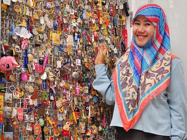 Ratusan Suvenir dari Berbagai Negara Hiasi Rumah Asma Nadia