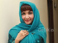 Ketika si Seksi Roro Fitria Tampil Berkerudung