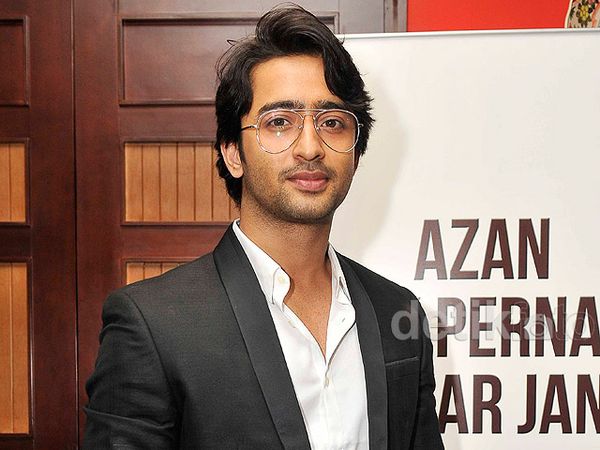 Shaheer Sheikh Tampil Necis Berjas, Ganteng?