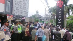Puluhan Orang Demo Hotel yang Logonya Dianggap Serupai Lafadz Allah Terbalik