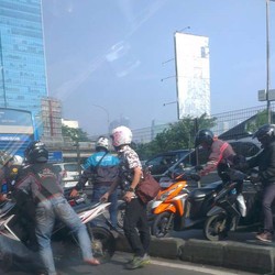 Aksi Gotong Royong Angkat Motor Menghindari Polisi di Busway Pancoran