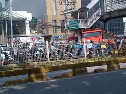 Takut Ditilang, Pemotor Kabur Lewat Celah Sempit di Busway Mampang