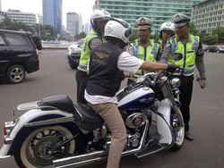 Kacau! Polisi Dikerjai Pengendara Harley yang Kena Tilang di Bundaran HI