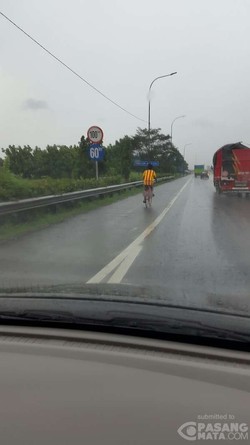 Pesepeda ini Melaju dengan Santai di Ruas Tol Jakarta-Tangerang