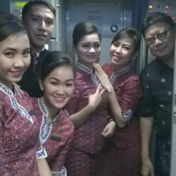 Ketika Mendagri Tjahjo Diajak Selfie Pramugari di Penerbangan Ekonomi