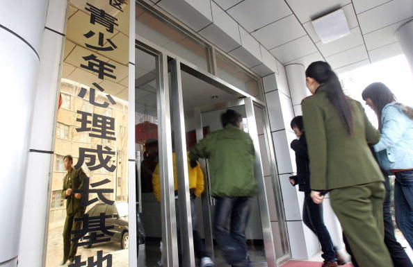 Melongok Camp Pecandu Internet di China